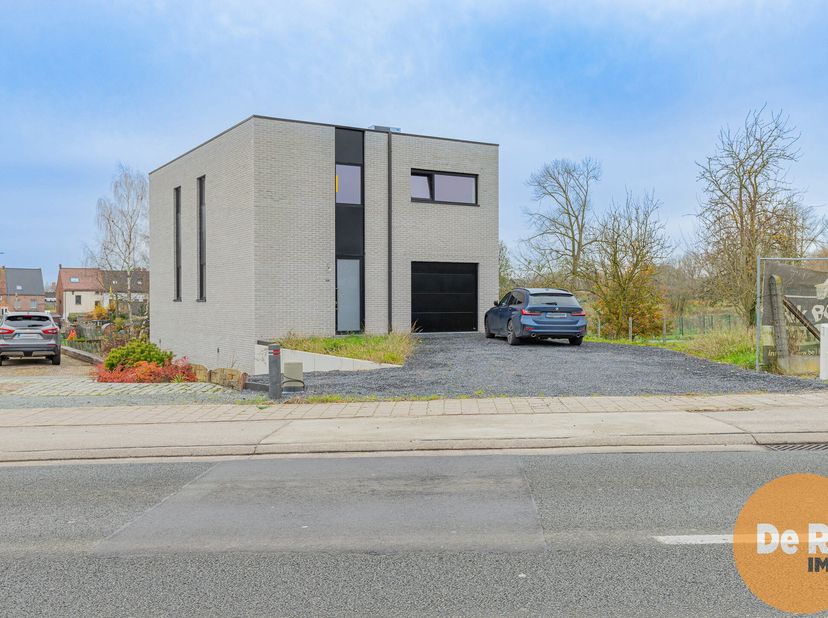 ASPELARE - Deze moderne woning zal u in al zijn opzichten kunnen bekoren. Deze woning, die werd afgewerkt met zeer kwalitatieve materialen, biedt u na