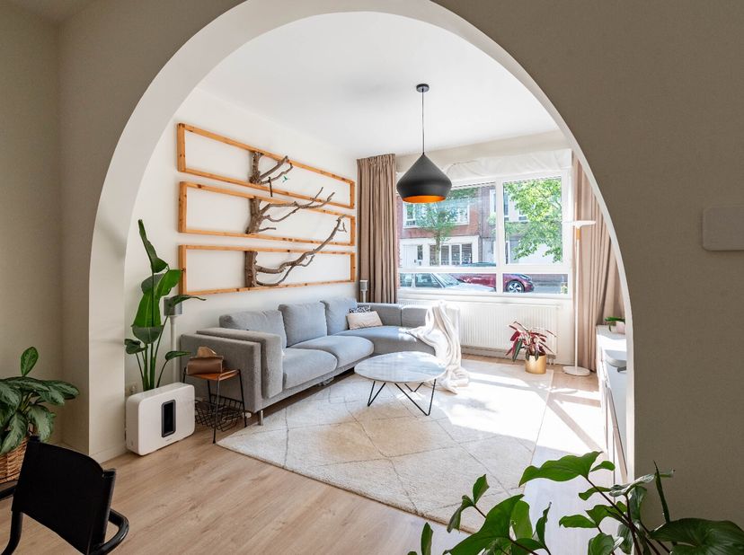 Dit stijlvol ingericht en volledig gemeubeld appartement van ca. 90 m² bevindt zich op het gelijkvloers van een kleinschalig gebouw in 2020 Antwerpen,