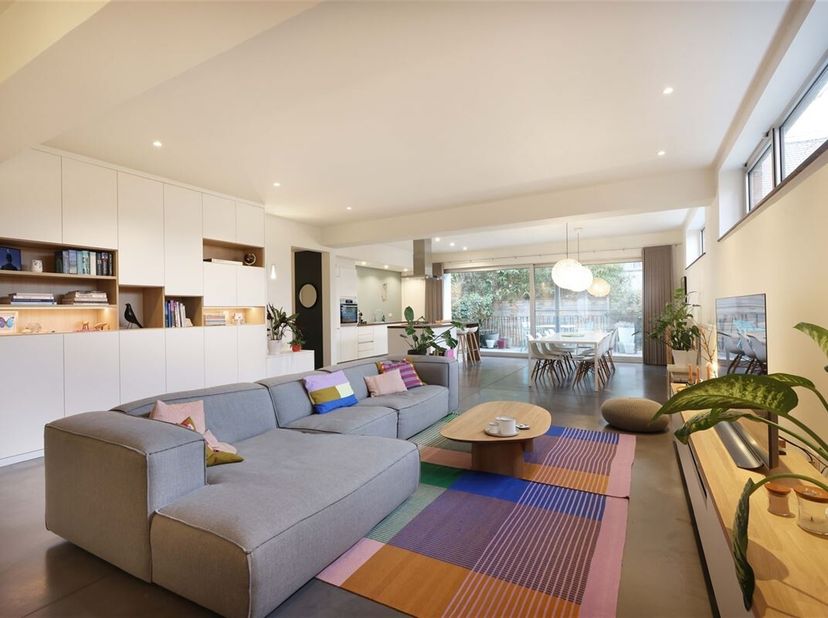 Unieke en stijlvolle loft met 2 slaapkamers, privaat terras met tuin én ondergrondse autostaanplaats&lt;br /&gt;
Omgeving:&lt;br /&gt;
+ Rustig gelegen op een boo
