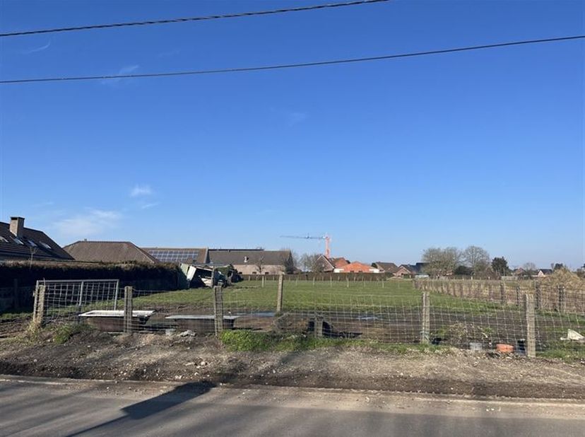Perceel bouwgrond bestemd voor open bebouwing met landelijke ligging.&lt;br /&gt;
Beschrijving&lt;br /&gt;
- Totale oppervlakte: 12are34ca&lt;br /&gt;
- Breedte perceel