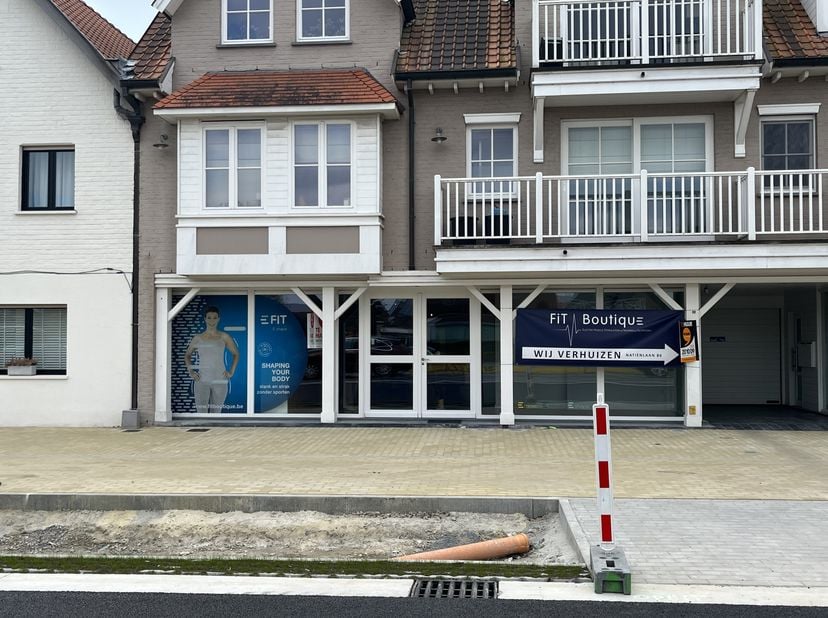 Local commercial/bureau à louer avec une bonne visibilité situé sur la Natiënlaan à Knokke-Heist, à 800 m de la Lippenslaan. &lt;br /&gt;
MISE EN PAGE:&lt;br /