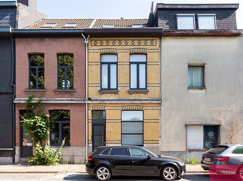 Charmant lotissement fermé à Old Berchem. Vous êtes à la recherche d&#039;une maison de caractère prête à être emménagée dans un quartier animé mais calme