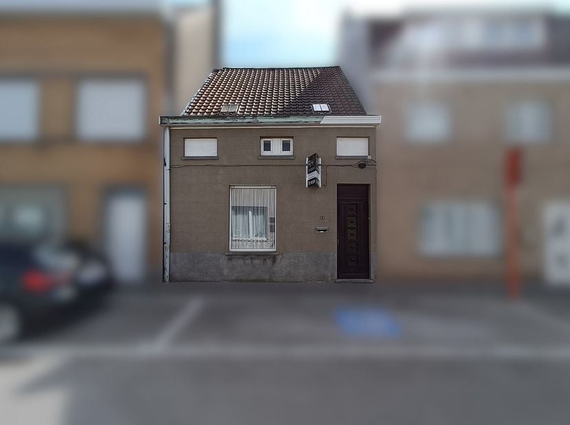 Cette maison à rénover est située au cur de Heist, dans une rue très calme, à distance de marche de la digue et de toutes les commodités. La maison of