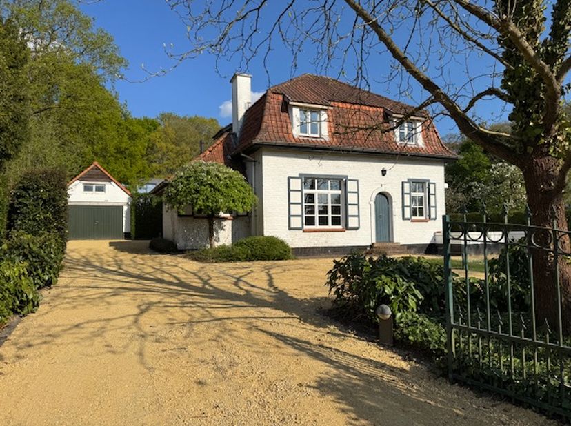 Op een magnifieke locatie in het schilderachtige Deurle, bevindt zich deze charmante gezinswoning.&lt;br /&gt;
&lt;br /&gt;
Gelegen nabij de Leie en omringd door