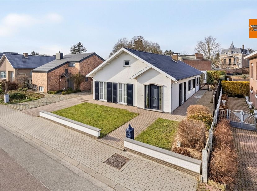 Belle villa avec 3 chambres, garage, grenier et jardin clos (8a80). &lt;br /&gt;
Cette villa soigneusement entretenue dispose de 3 chambres spacieuses (stra
