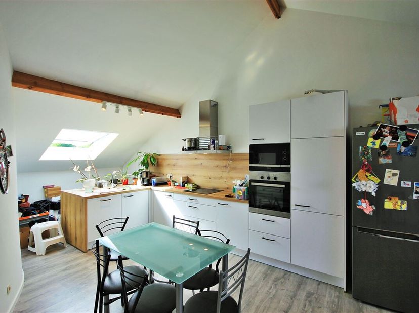 Charmant appartement, à louer, à Marcinelle.&lt;br /&gt;
Ce logement, situé au 2ème étage, dune superficie denviron 77 m², dispose dun spacieux et lumineux