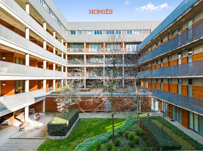 Dit uitstekend gelegen driekamerappartement met prachtig terras bevindt zich in de alombekende Parijsstraat, één van de gezelligste straten van de sta