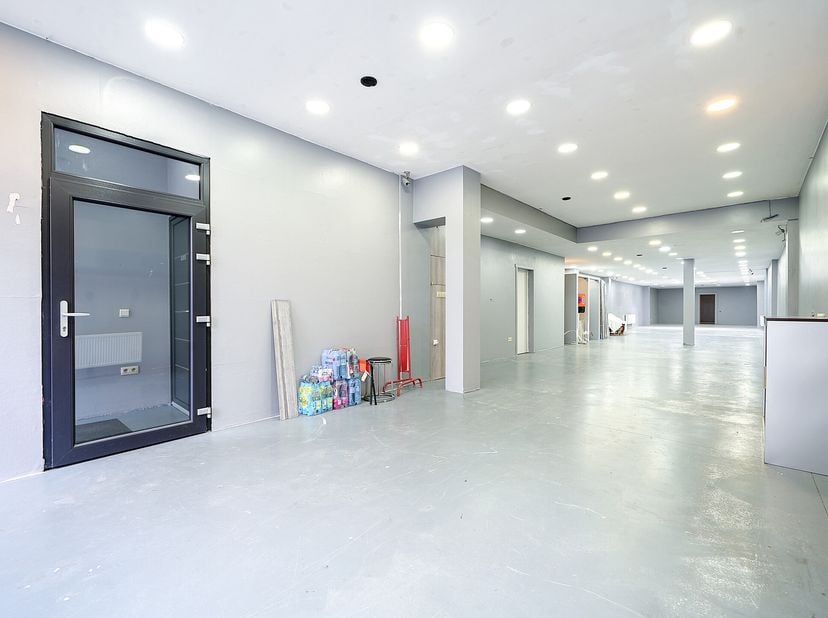 À vendre à Châtelineau, un immeuble mixte idéalement situé dans une rue emblématique, alliant espace commercial et duplex résidentiel. Ce bien de pres