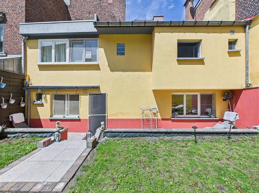Découvrez ce duplex rénové, idéalement situé en plein centre-ville de Tournai. Ce bien lumineux se compose de trois chambres, dont une sous forme de s