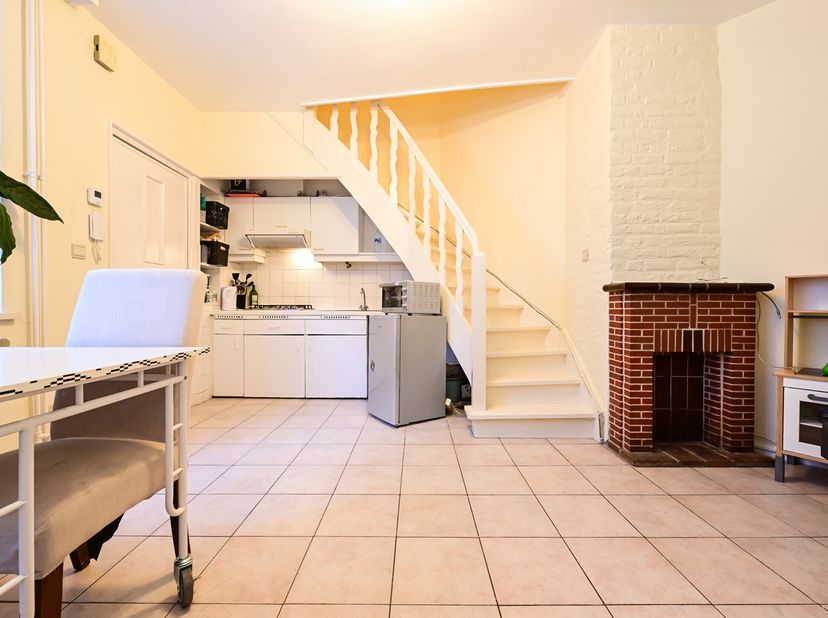 En plein cur du quartier Européen et à deux pas du Cinquantenaire, découvrez ce rez-de-chaussée commercial avec maison arrière (actuellement aménager