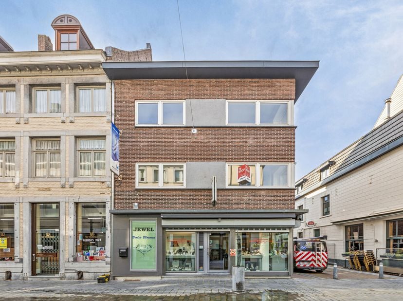 Wil jij graag je eigen zaak met woning in het centrum van Maaseik? Dan is dit je kans!&lt;br /&gt;
Op een steenworp afstand van de Markt bevindt zich deze s