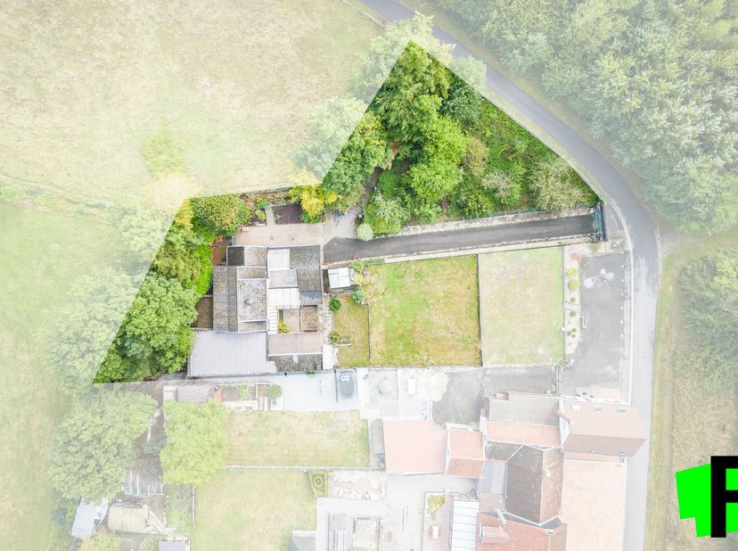 Cette maison à terminer/à rénover est située en bordure du Kloosterbos (réserve naturelle) avec vue sur le magnifique paysage de la vallée.&lt;br /&gt;
Nous