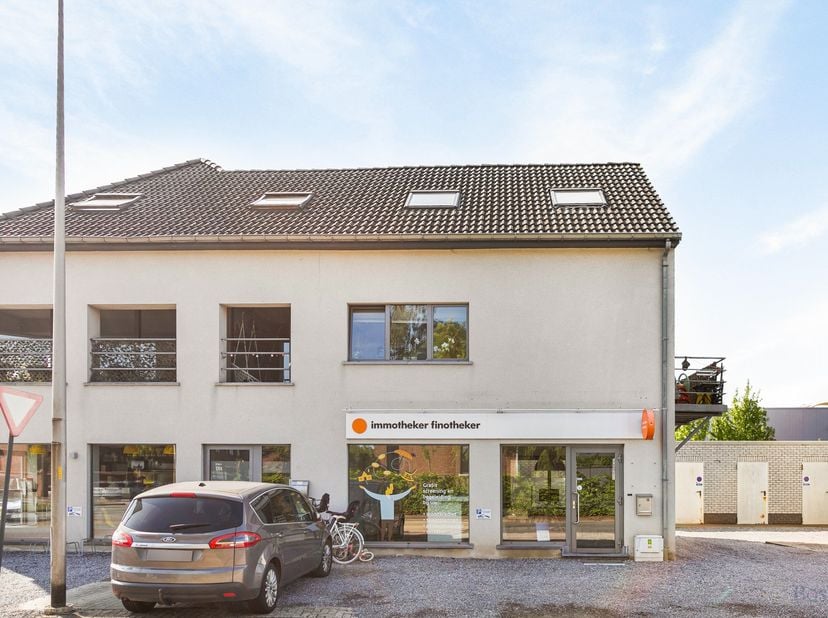 In het centrum van Tessenderlo, in de Molenstraat, bevindt zich dit gebouw met op het gelijkvloers 2 handelspanden/kantoorruimtes en op de verdiepinge