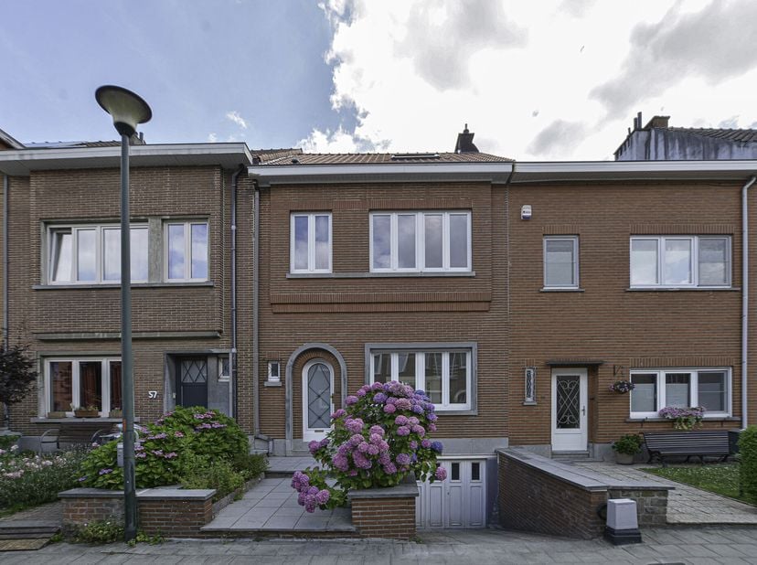 Maxime Real Estate vous présente cette belle maison entirèrement rénovée avec 3 chambres + bureau.&lt;br /&gt;
Excellente situation dans un quartier résiden