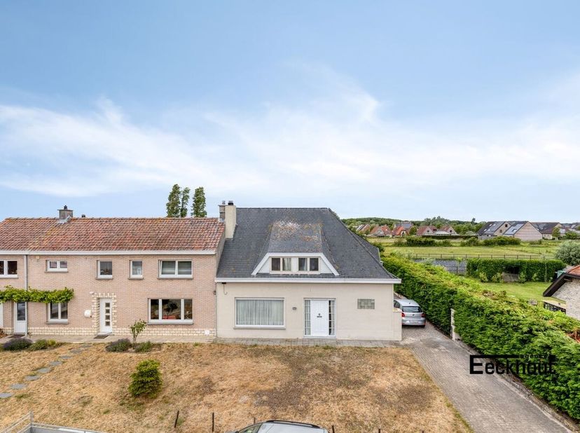 Deze te renoveren woning biedt tal van mogelijkheden.&lt;br /&gt;
Gelijkvloers bestaande uit :&lt;br /&gt;
inkom, ruime woonkamer, keuken, veranda, slaapkamer en