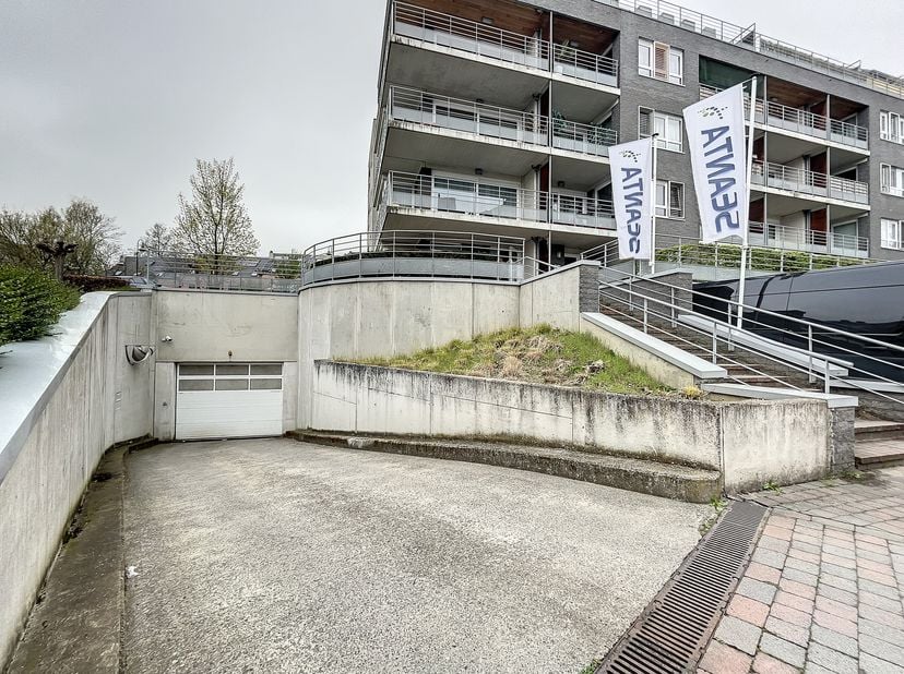 Parking Jette/UZ: overdekte parkeerplaats gelegen in de tuin van Jette, op 2 stappen van het UZ VUB ziekenhuis, de snelweg en het openbaar vervoer.