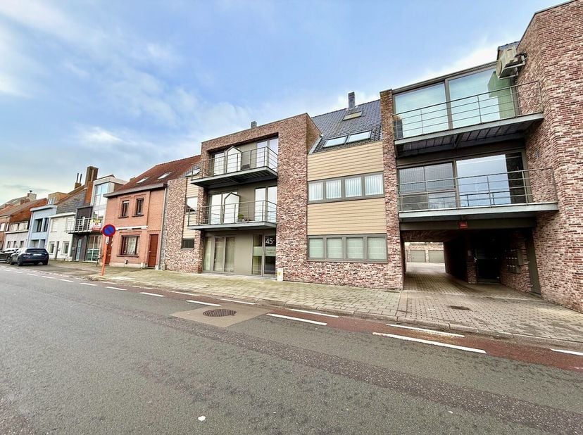 Dit recent 2 slaapkamerappartement ligt in het gezellige centrum van Oosteeklo, waar de dorpse sfeer nog echt terug te vinden is. Het appartement maak