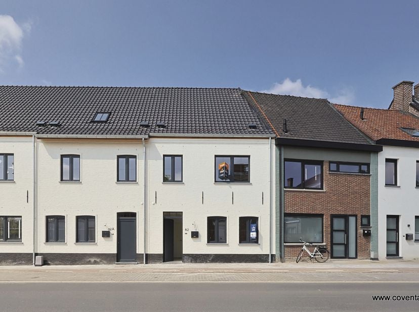Deze nieuwbouwwoning in pastoriestijl te Deerlijk bestaande uit : inkomhal met toilet en vestiairekasten, woonkamer - salon met ingerichte keuken met