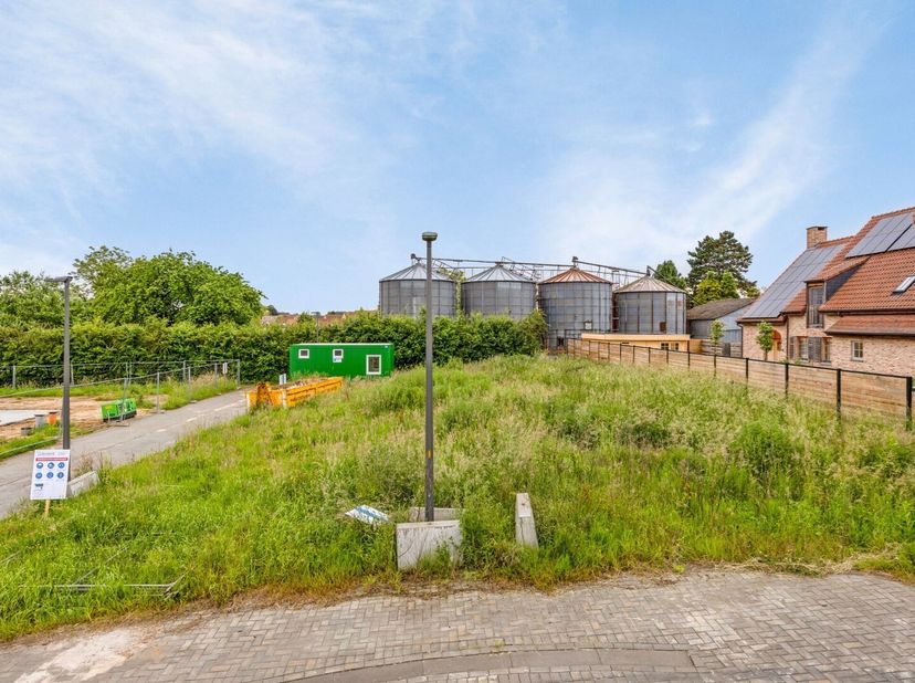 Dit fraaie perceel bouwgrond van 5a96ca is gelegen in een nieuwe verkaveling te Opvelp.&lt;br /&gt;
Er is geen bouwverplichting op dit perceel.&lt;br /&gt;
Maxima