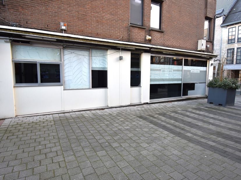 Dit handelspand bevindt zich op de hoek van de Winkelstraat en de Stationsstraat.&lt;br /&gt;
Belangrijke troeven zijn o.a. veel etalageruimte en de mogelij