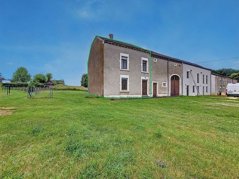 W Immobilière vous propose, dans le charmant village de Chantemelle, une maison 3 façades avec jardin. Située au coeur du village, cette maison bénéfi