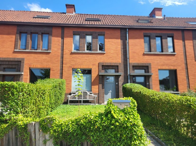 Welkom in Kerkstraat 41, een charmante en instapklare rijwoning die volledig gerenoveerd werd in 2009. De woning straalt een warme, huiselijke sfeer u