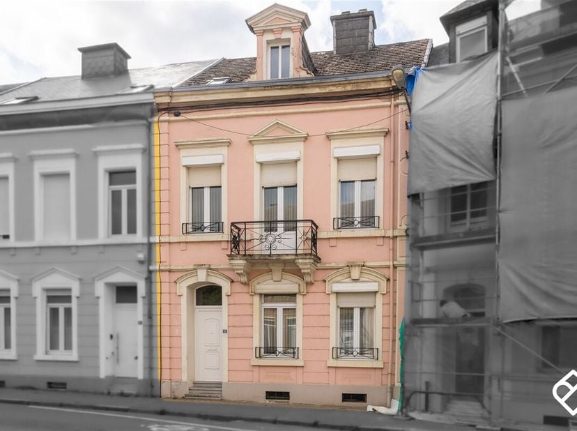 Julietimmo a le plaisir de vous présenter cette grande maison de maître en plein coeur dArlon. Idéalement située juste à côté de la gare, du centre-vi