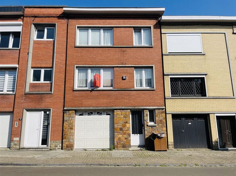 A proximité de la place Emile Vandervelde avec ses commerces et services, vous serez surpris par les volumes et les espaces de cette grande maison fam