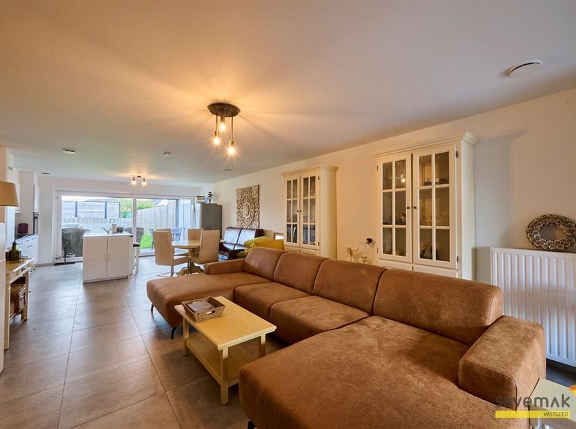 Welkom in de Akkerstraat! Deze gesloten bebouwing met een bewoonbare oppervlakte van 160m² is momenteel verhuurd aan 995,00 EUR.&lt;br /&gt;
Via de inkomhal