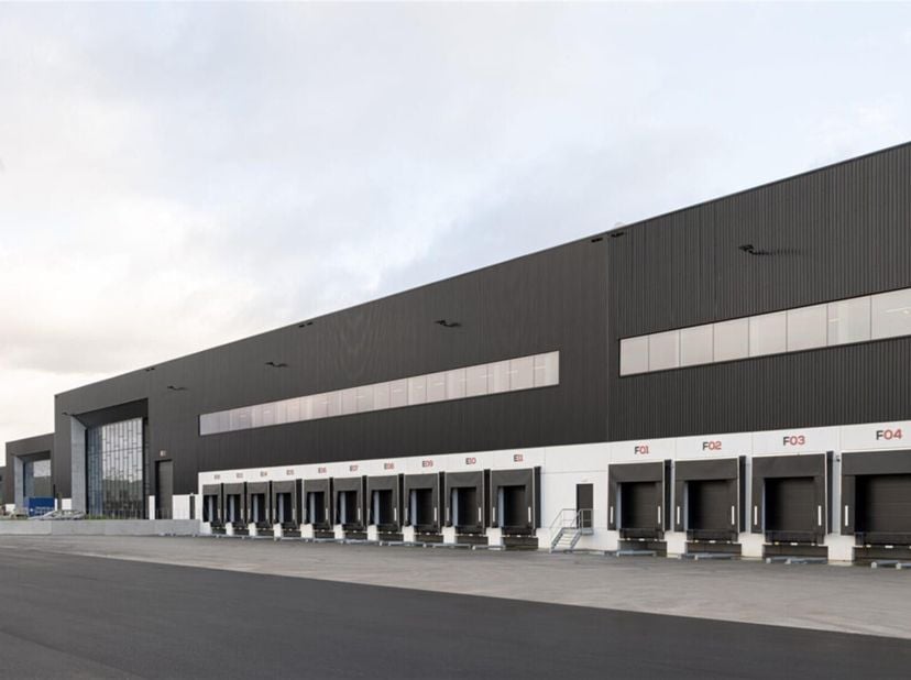 Logistiek 9506 m²Mezzanine 1410 m2Kantoor 1335 m2Eigen aan de huurder; EGW, Brandverzekering, OV, deelname onderhoudskosten.Geafficheerd huurprijs enk