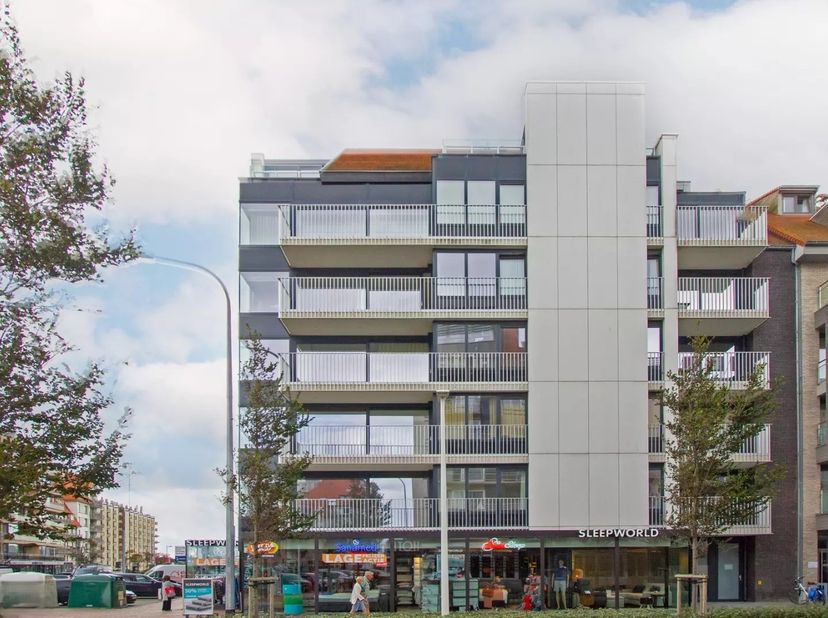 Schitterend duplexappartement op zeer centrale ligging in het centrum van Nieuwpoort Bad, op enkele stappen van de winkels, het strand en het openbaar