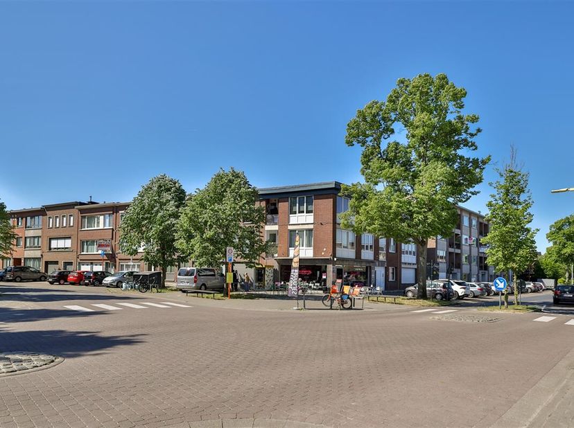 Immeuble d&#039;appartements composé de 5 appartements (75m²) avec 2 chambres chacun + 5 boxes de garage situés à l&#039;arrière de l&#039;immeuble.&lt;br /&gt;
L&#039;immeuble