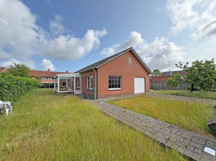 Te renoveren woning met veel potentieel gelegen te Koksijde-Dorp. De woning bestaat uit: living met eetkamer, keuken, twee slaapkamers, een badkamer,