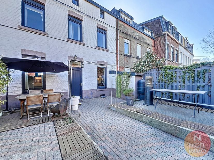 Coup de cur assuré ! Maison cosy avec grande terrasse  Au cur de Liège, dans une rue piétonne&lt;br /&gt;
Le bureau Nigel IMMO vous invite à découvrir cette