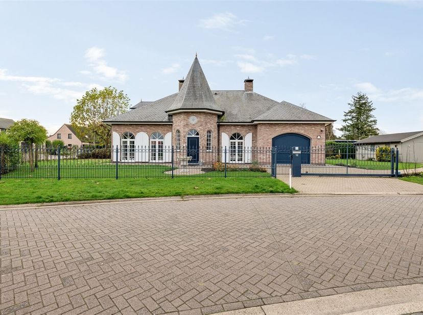 Ruime, karaktervolle woning met 4 slaapkamers op top locatie&lt;br /&gt;
Ligging:&lt;br /&gt;
Gelegen nabij het centrum van Arendonk en de E34, biedt deze woning