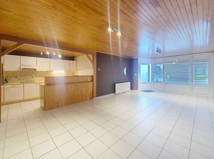Dit ruime appartement is volledig gelegen op de gelijkvloerse verdieping en beschikt over een gezellige en onderhoudsvriendelijke tuin. De bewoonbare
