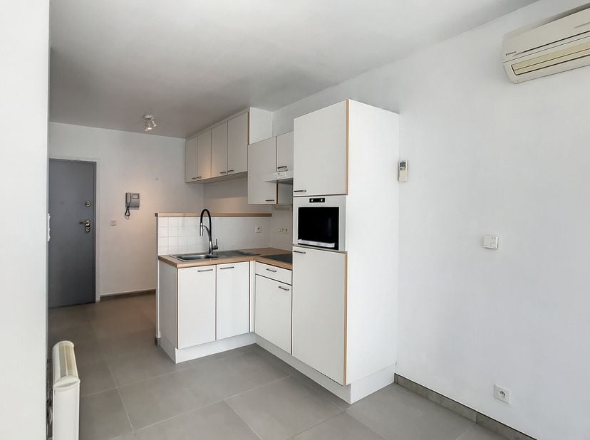 Spacieux studio 40 (m²) à louer avec une chambre situé au troisième étage et situé près de la Vlaanderenstraat. Vous trouverez de nombreuses commodité