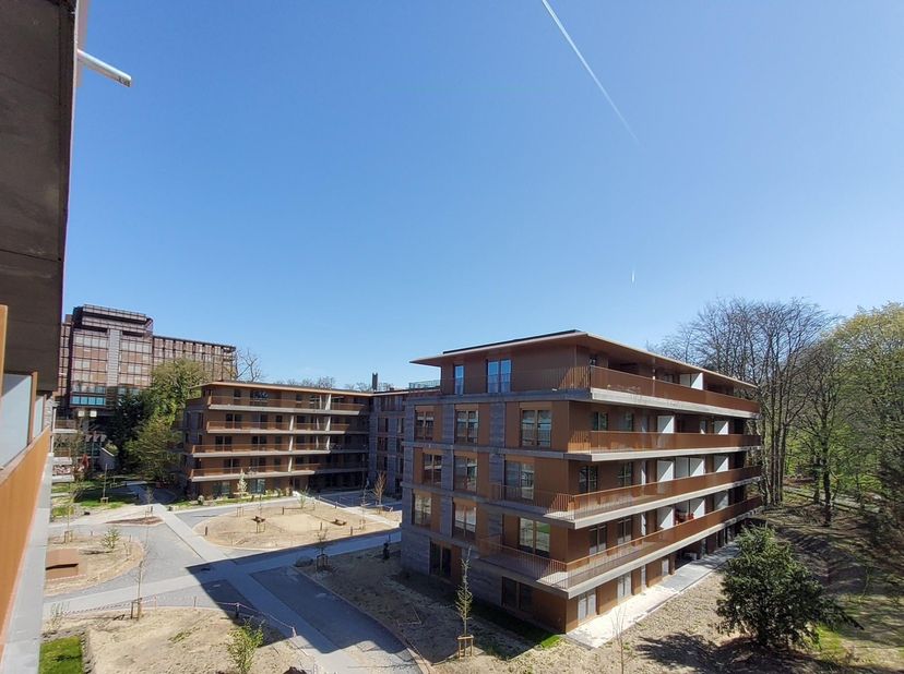Boitsfort, limite auderghem, BD du Souverain, dans un cadre verdoyant mais à côté de toutes les facilités: transports (Métro, bus, tram), ring, salle