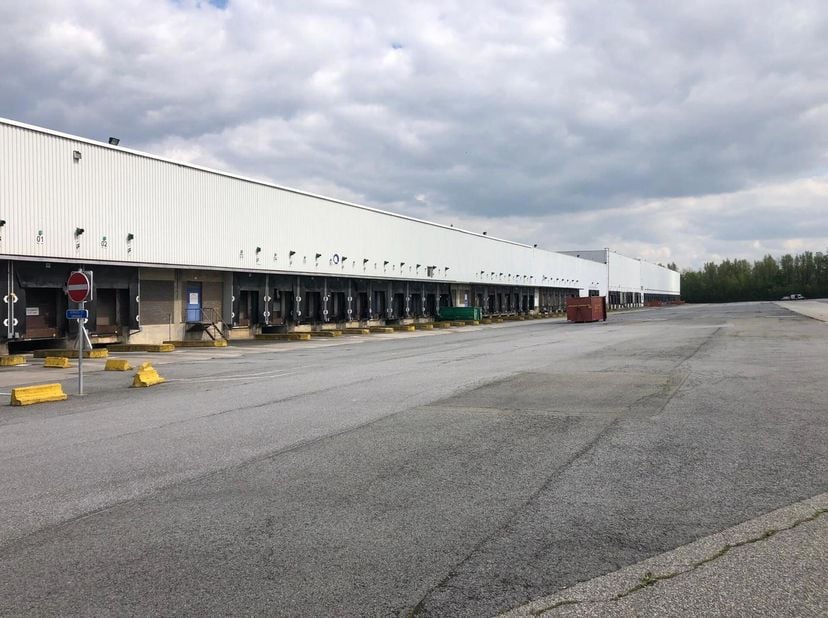 Unit 7 a&lt;br /&gt;
- Magazijn :  3.100m²&lt;br /&gt;
- Kantoor : 144m²&lt;br /&gt;
- Vrije hoogte 8m&lt;br /&gt;
- Laadkades 5 (+8)&lt;br /&gt;
- Bouw/ Renovatiejaar : 1990&lt;br /&gt;