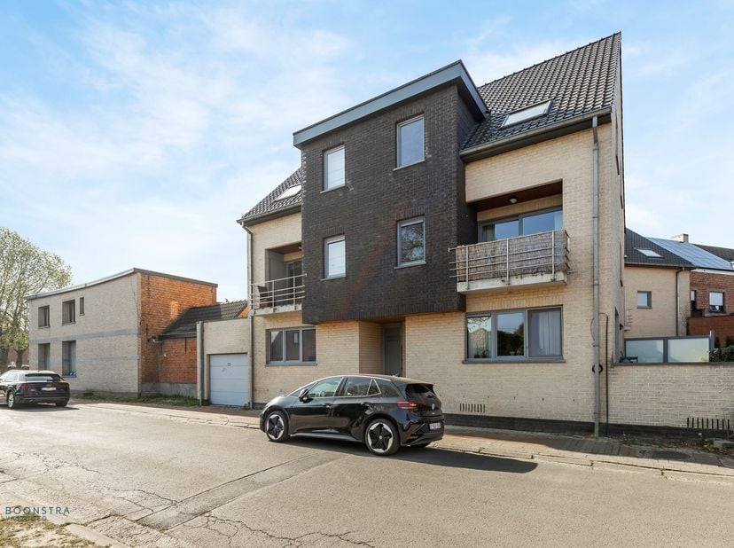 Op een uitstekende locatie te Londerzeel bevindt zich dit instapklare, bemeubelde duplex appartement met 3 slaapkamers, terras en dubbele parkeerplaat