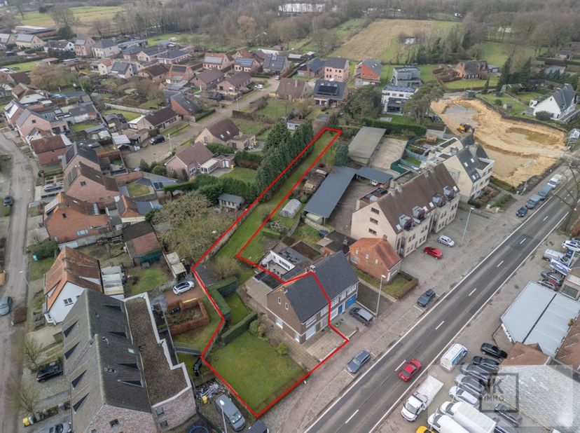 Deze ruime woning op een perceel van 1.055 m² biedt een uitstekende kans voor wie op zoek is naar een woning met veel mogelijkheden.&lt;br /&gt;
&lt;br /&gt;
Gele