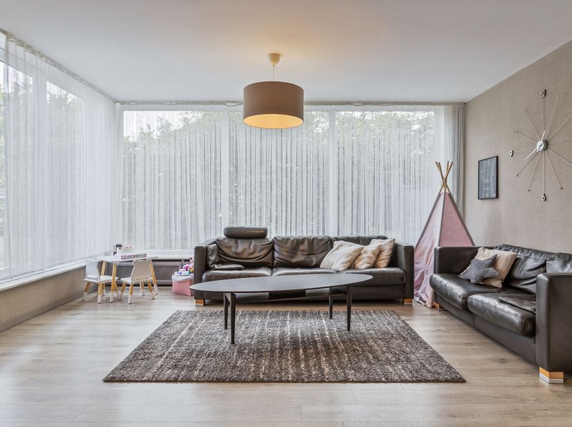 Deze eigendom met een woning uit 1959 en een magazijn uit 2016 biedt u de mogelijkheid om wonen en werken te combineren. Op een perceel van ca. 671 m²
