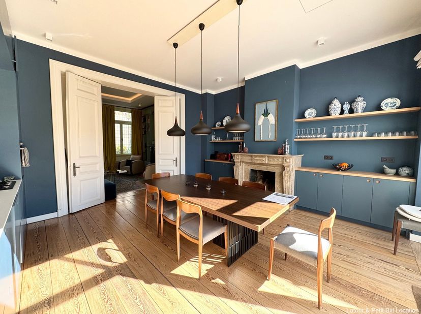 ETTERBEEK, à proximité de la place Jourdan. Magnifique SOUPLEX meublé avec goût de 177m² (2ch/1Bur/1sdb/1sdd) agrémentée d&#039;une jolie terrasse et d&#039;un