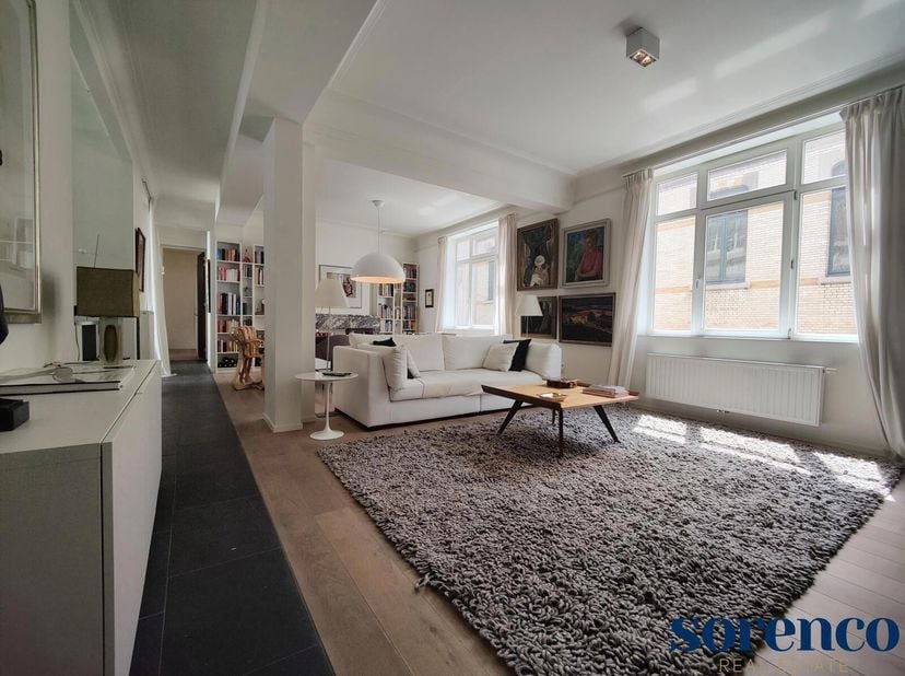 Dit ruime en aangename appartement van ca. 128m² met een privatief terras van ca. 12m² is gelegen op een absolute toplocatie in de Leopoldstraat, rech