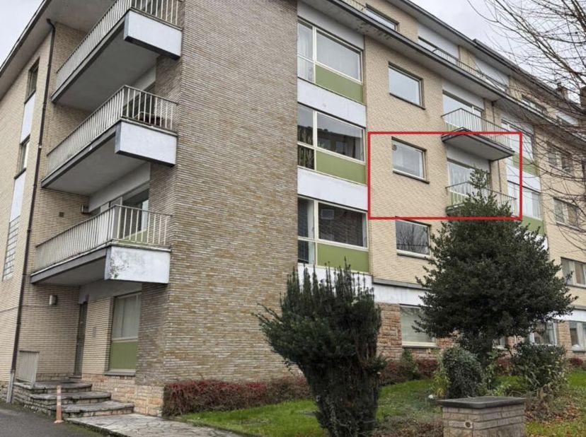 APPARTEMENT DE +/- 99 M², 2 CHAMBRES, CAVE ET GARAGE. &lt;br /&gt;
 &lt;br /&gt;
COMPOSITION : hall d&#039;entrée avec vestiaire, cuisine, living (salon-salle à manger