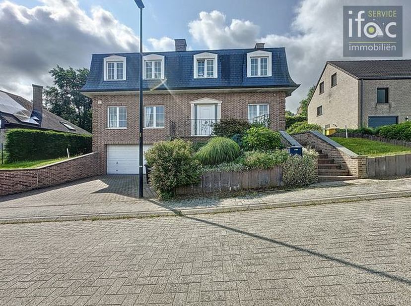 Prachtige villa met uitzicht over de velden gelegen in een zeer rustige wijk te Huldenberg. Gelijkvloerse verdieping: inkomhal (13m²) apart toilet, 45