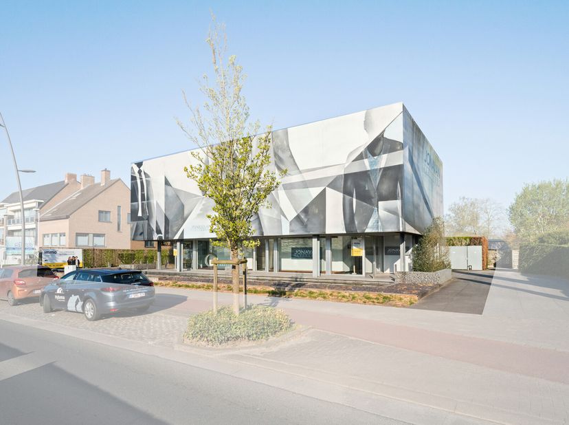 Ontdek dit veelzijdige handelspand op een uiterst commerciële topligging langs de Westlaan, een belangrijke invalsweg van Roeselare. Met een indrukwek