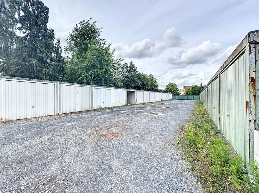 Opbrengsteigendom: 10 betonnen garageboxen te koop nabij het centrum van Sint-Eloois-Vijve. Ideale investering!&lt;br /&gt;
De garageboxen beschikken over e