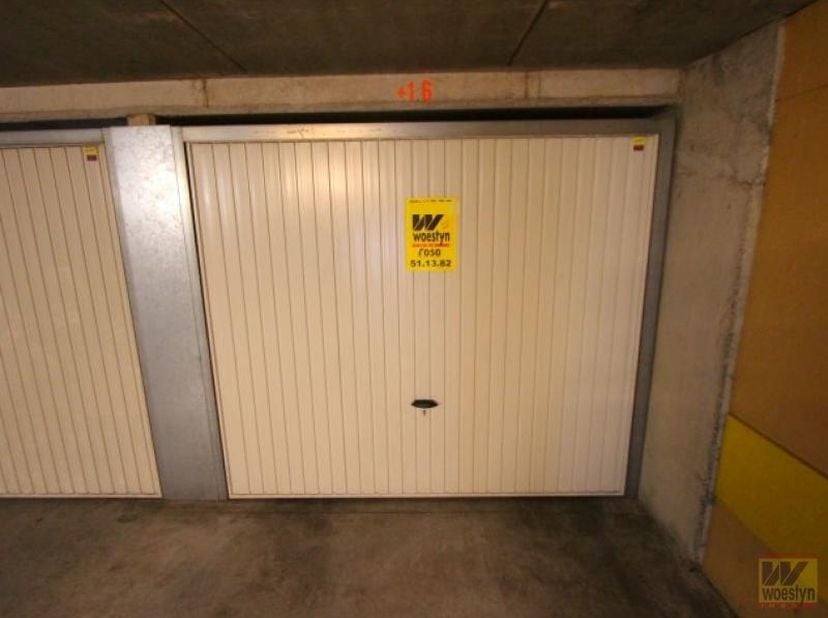 Perfect gelegen garagebox vlakbij het Heldenplein en de Zeedijk van Heist.&lt;br /&gt;
Deze afzonderlijk gesloten garagebox is goed toegankelijk en beschikt