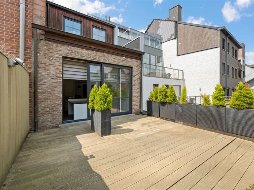 Heb je er altijd van gedroomd om te wonen op een perfecte uitvalsbasis in een instapklaar appartement? Dan is dit je kans! Dit knap appartement met ru